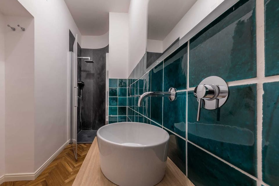 Shower, free toiletries, hair dryer, bidet