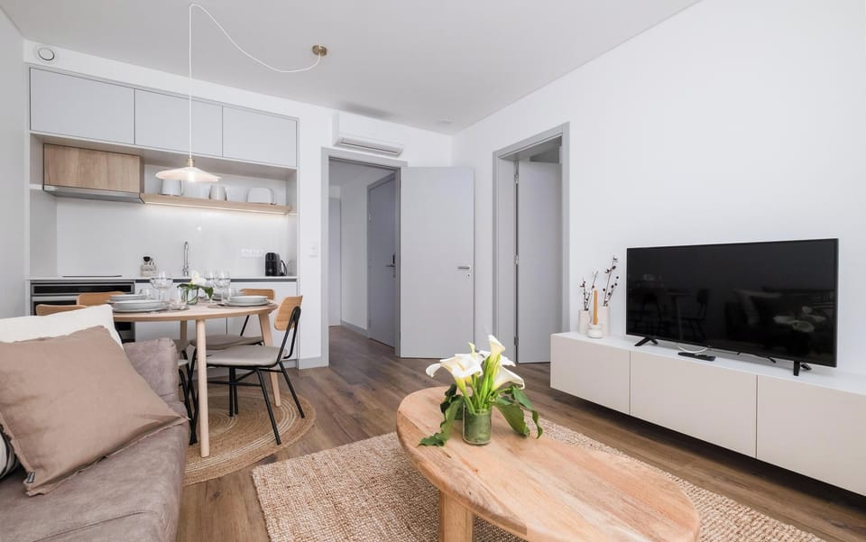 105-cm Smart TV with cable channels