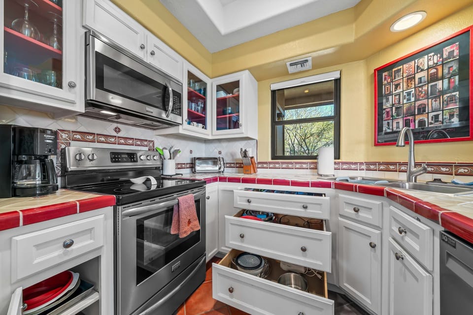 House | 2 bedrooms, desk
