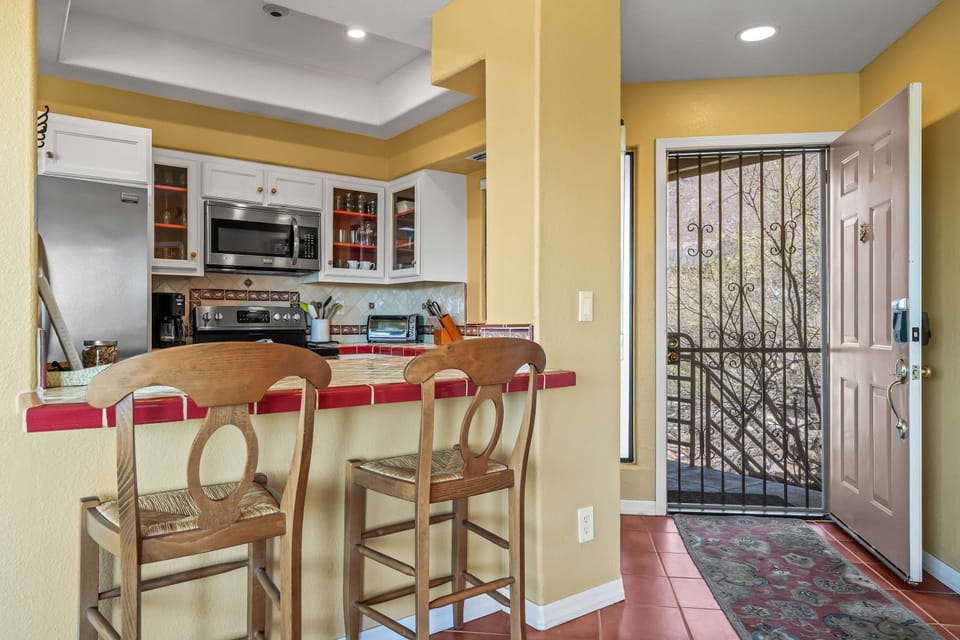 House | 2 bedrooms, desk