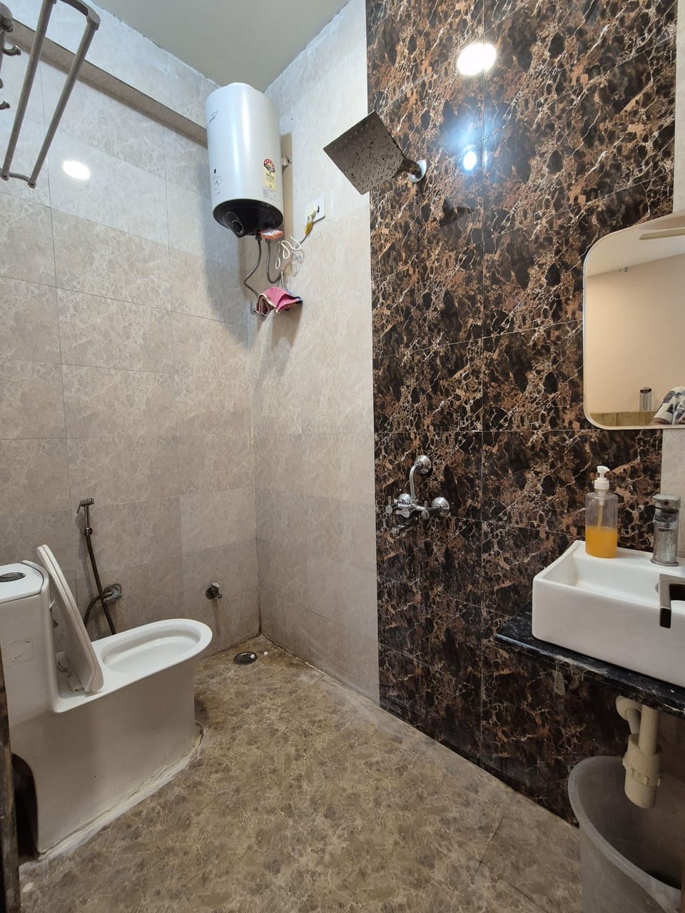 Superior Room, Balcony, City View | Bathroom | Soap, shampoo, toilet paper