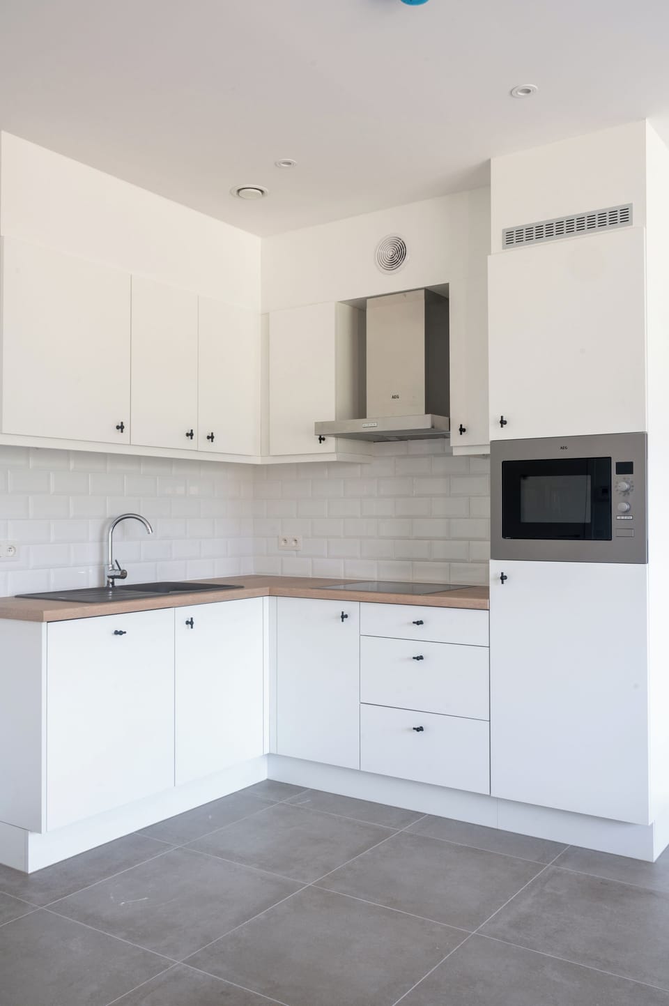 Superior Studio, Mobility Accessible, Hill View | Laptop workspace, soundproofing, iron/ironing board, free WiFi