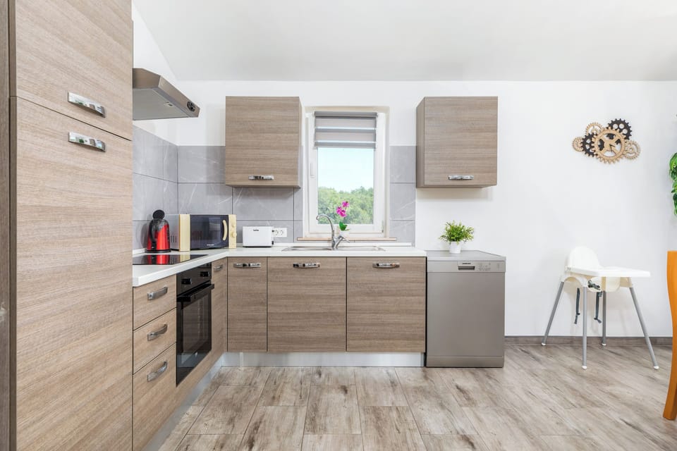 Coffee/tea maker, electric kettle, highchair
