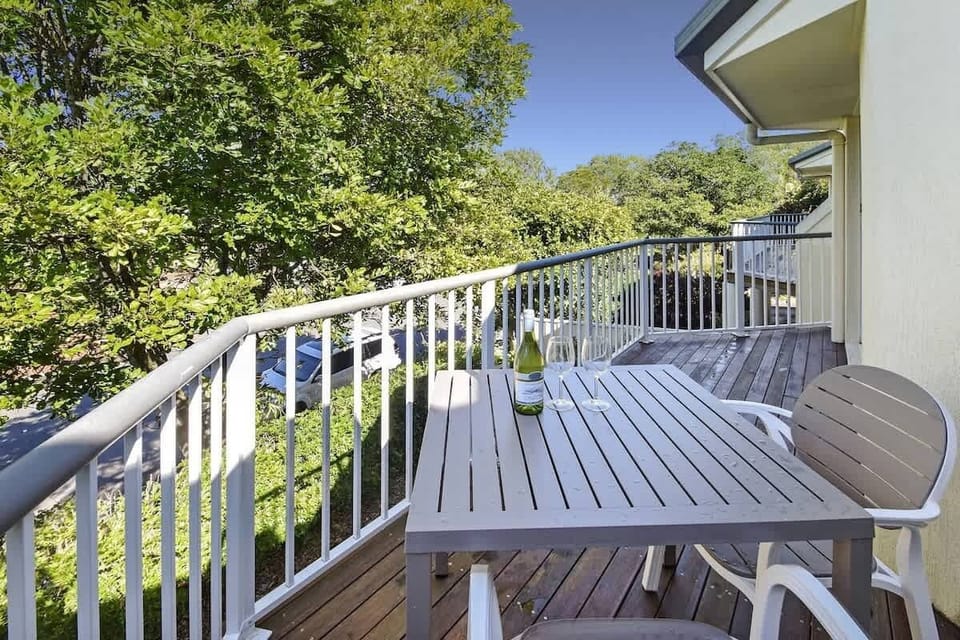 Outdoor dining on the balcony