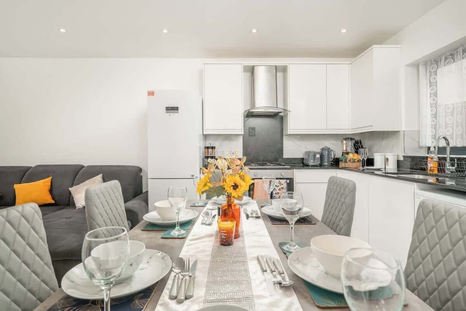 The living room that makes even ordinary days feel special.
D3 Short Stays