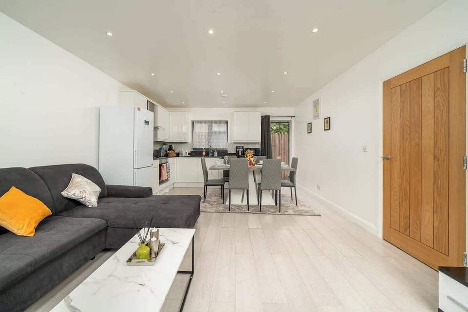Where every meal feels a little more special in this simple, inviting corner.
D3 Short Stays