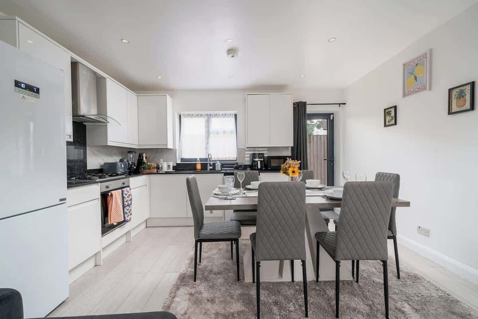 A cozy dining space made for good food, warm conversations, and slow moments.
D3 Short Stays
