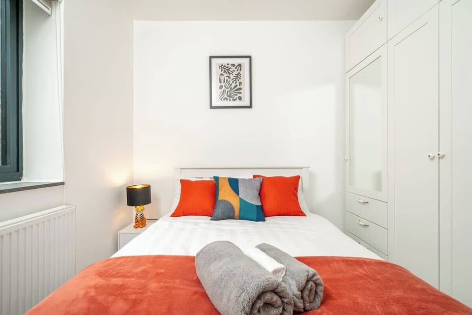 A bedroom that feels like a soft escape from the noise of the day.
D3 Short Stays