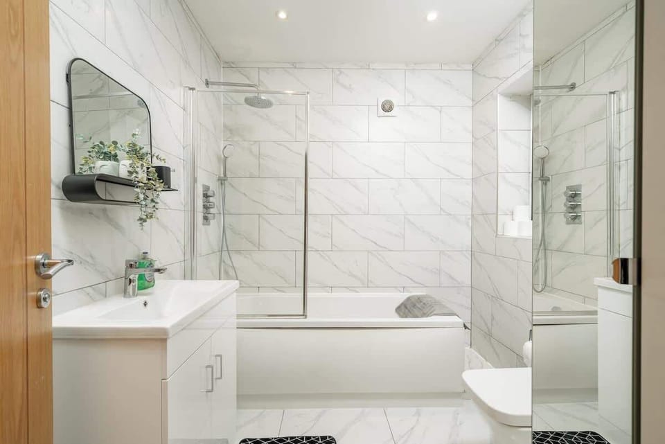 A full bathroom that feels like my own little spa escape at home.
D3 Short Stays