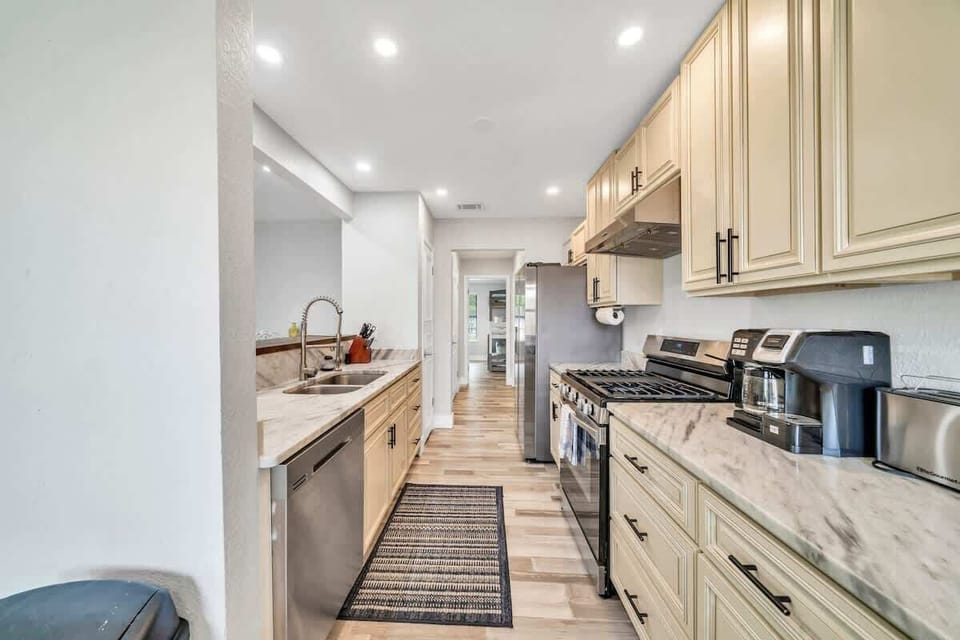 The heart of the home beats in this beautifully equipped full kitchen! From morning coffee to gourmet dinners, enjoy the perfect space to create, connect, and indulge #HomeChefReady