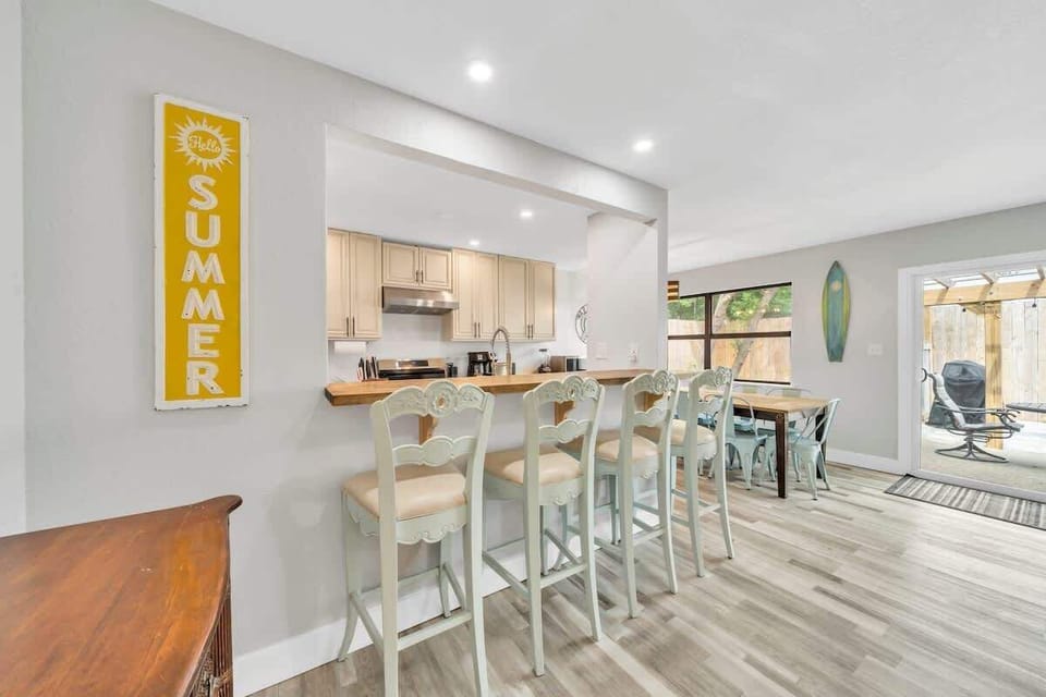 A perfect blend of comfort and style!  This open dining and kitchen space is made for great meals and even better conversations #CozyDining #KitchenVibes