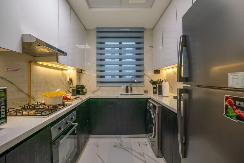 A modern, fully equipped kitchen designed for both functionality and style.