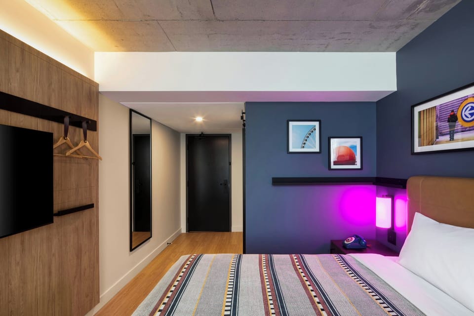 Standard Room, 1 Queen Bed, City View | Hypo-allergenic bedding, minibar, in-room safe, desk