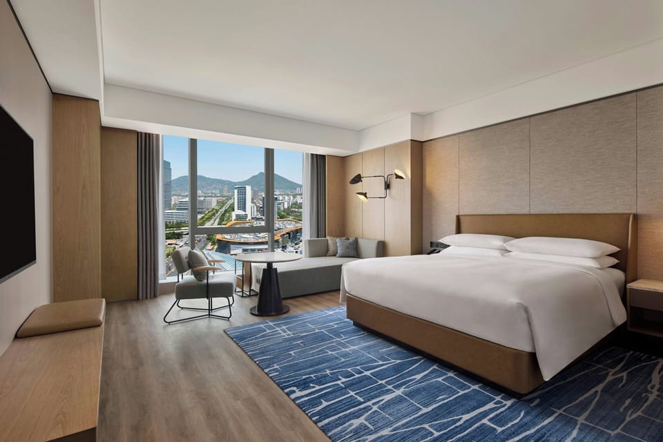 Deluxe Room, 1 King Bed, City View | Down comforters, in-room safe, desk, laptop workspace