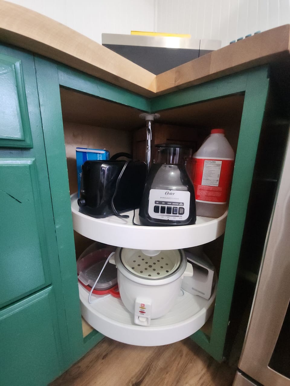Blender, toaster, rice cooker, pots and pans
