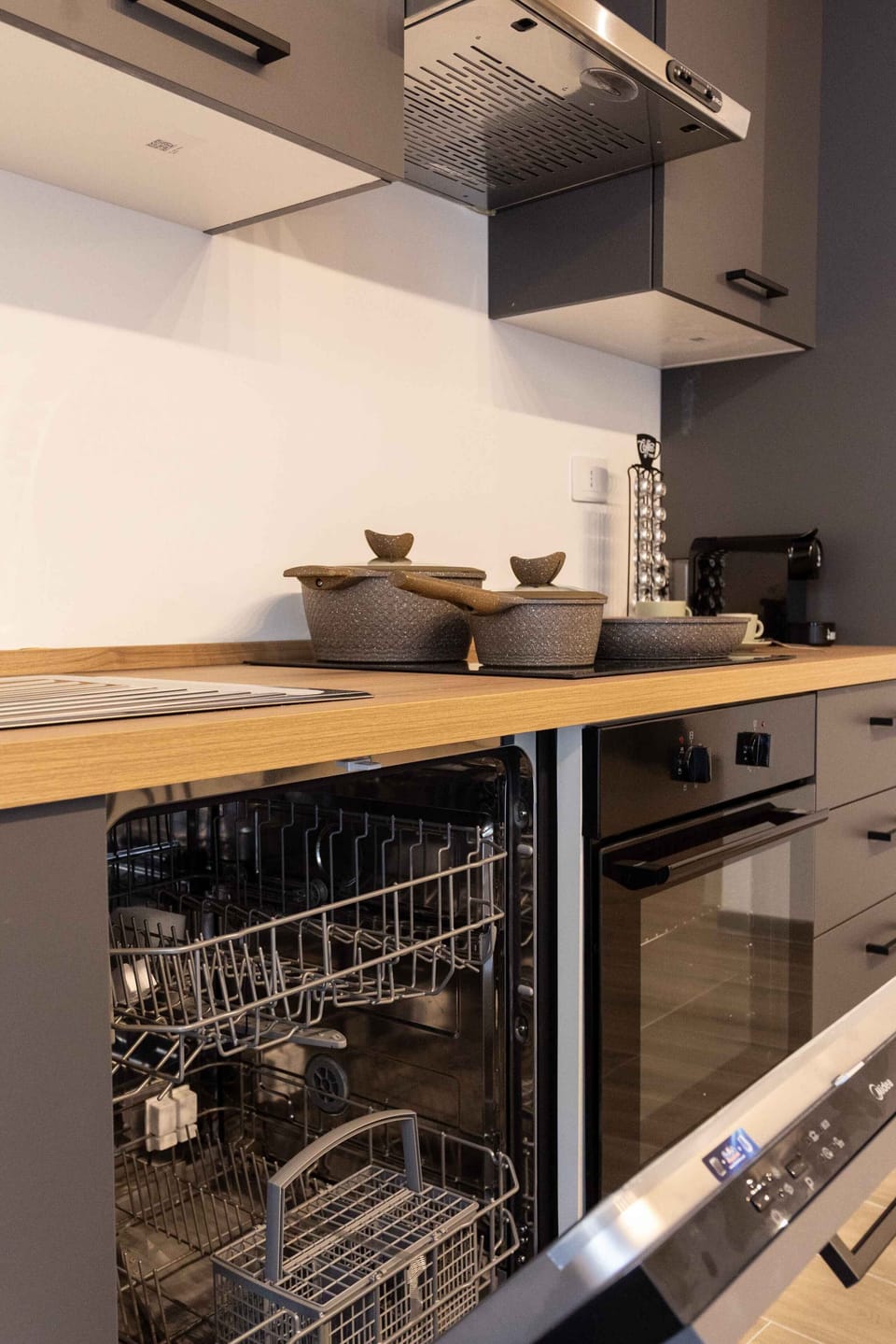 Deluxe Apartment, 2 Queen Beds, Kitchen, Courtyard View | Private kitchen