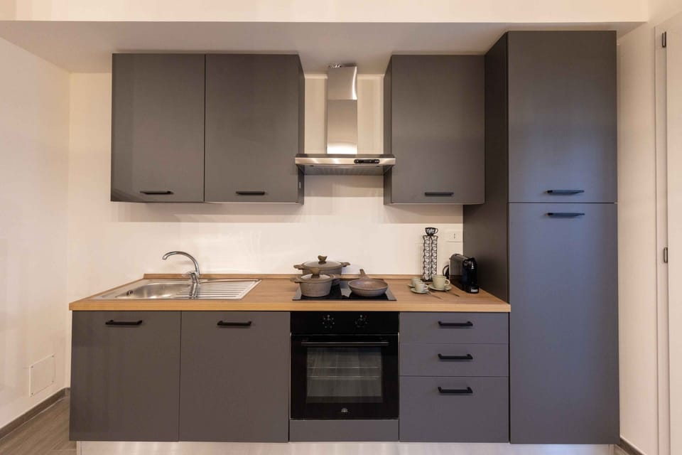 Deluxe Apartment, 2 Queen Beds, Kitchen, Courtyard View | Private kitchen
