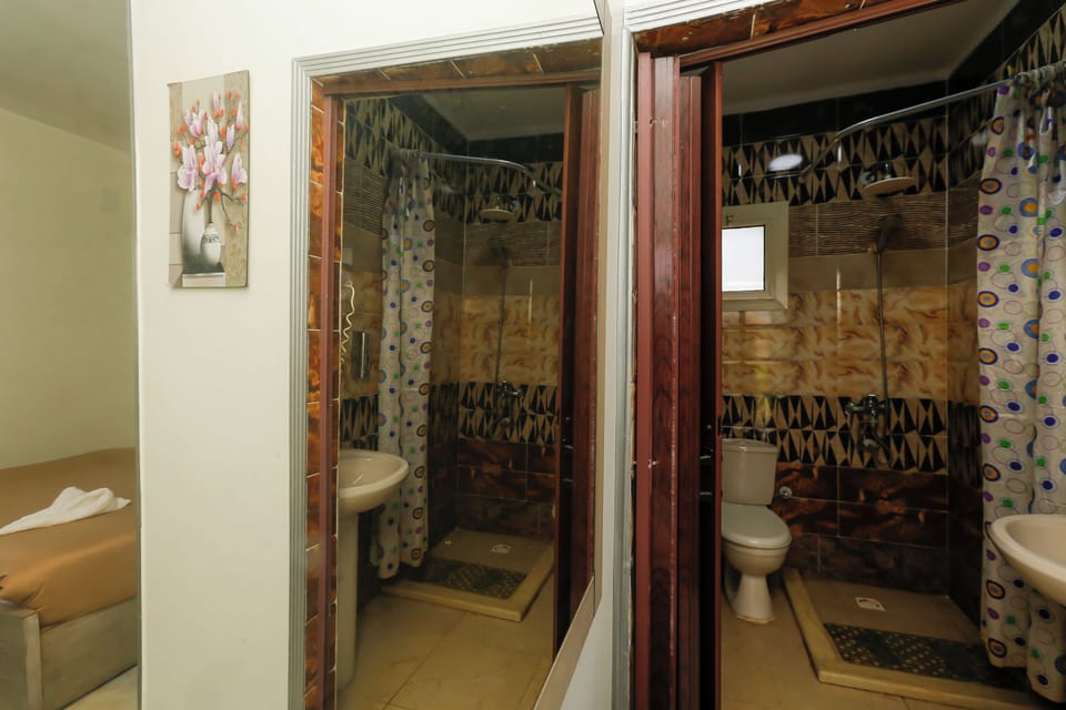 Luxury Double Room, 1 King Bed, Private Bathroom, Mountain View | Bathroom | Combined shower/tub, free toiletries, hair dryer, towels