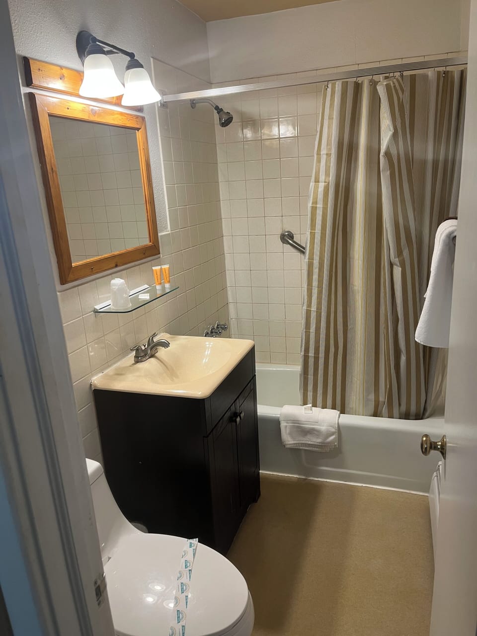 Basic Single Room, Mountain View | Bathroom | Free toiletries, towels, soap, shampoo