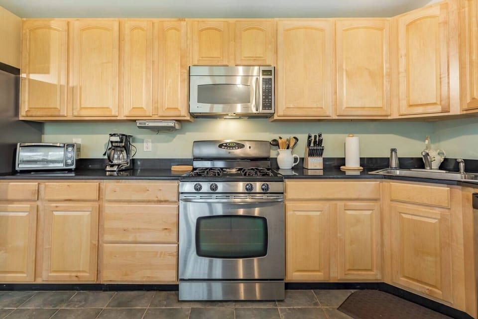 Kitchen & Dining Room (2)