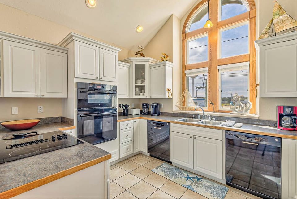 Top-Level Kitchen with Bar (seats 4)