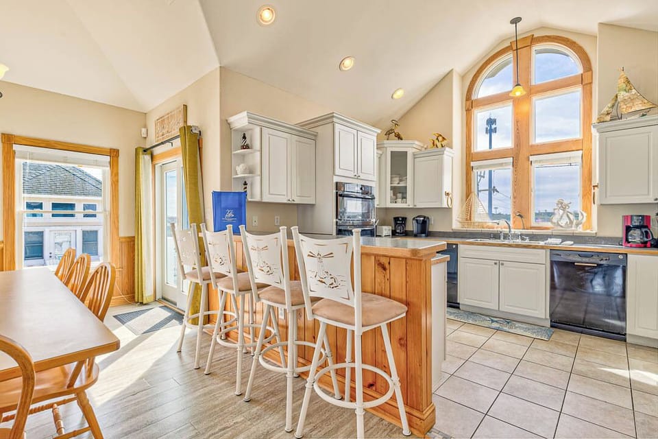 Top-Level Kitchen with Bar (seats 4)
