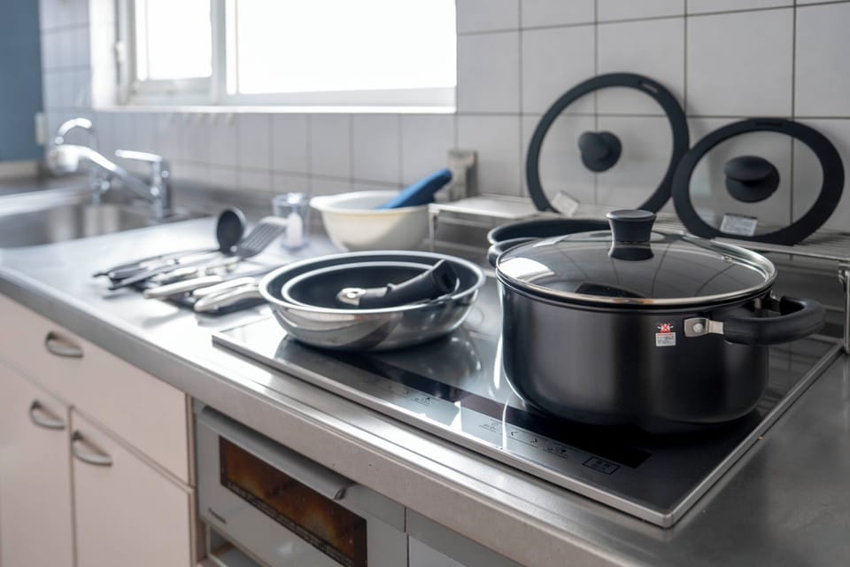 Fridge, microwave, stovetop, electric kettle