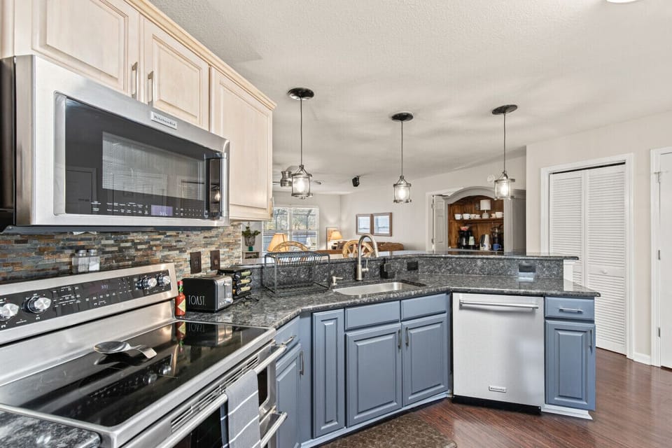 Cozy Country Style Kitchen with Generous Island