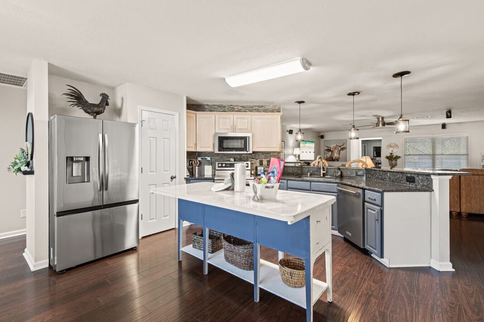 Warm and Welcoming Country Kitchen with Ample Island Space