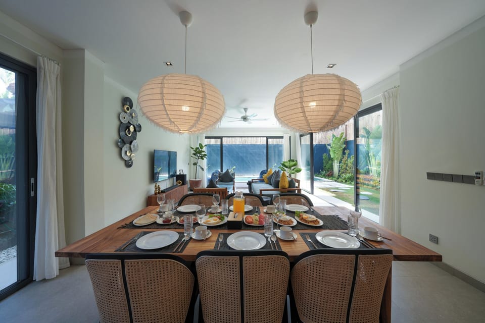 Deluxe Villa, Balcony, Pool View | Dining room