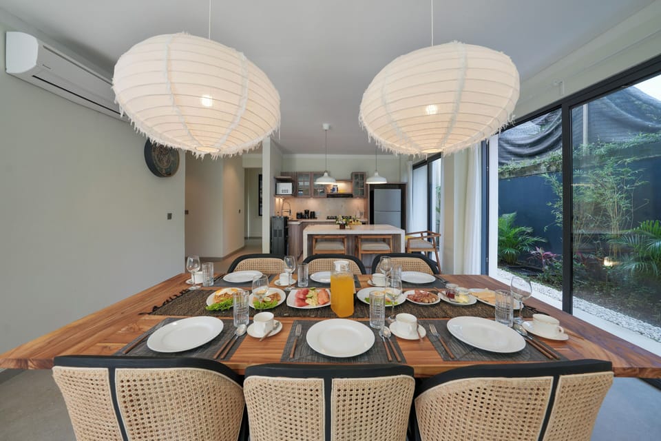 Deluxe Villa, Balcony, Pool View | Dining room