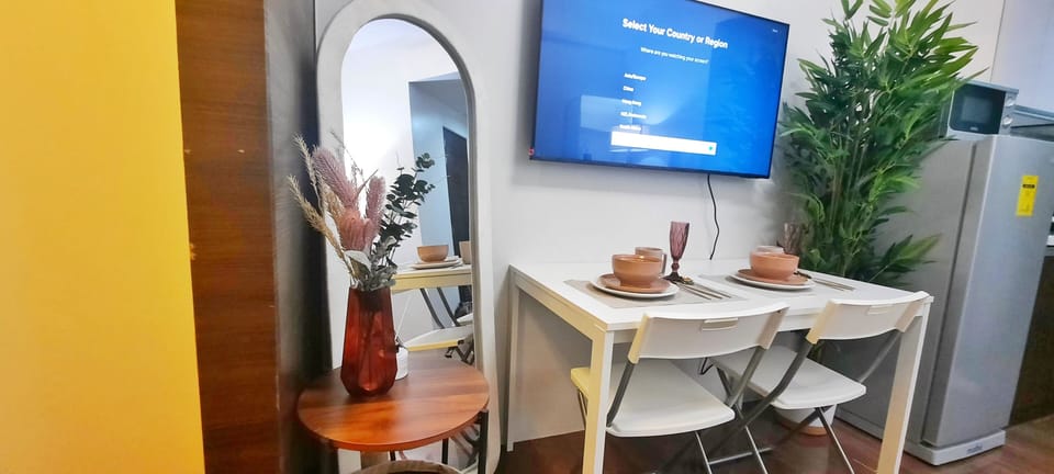 Comfort Condo, 1 Bedroom, Kitchen, City View | Dining room