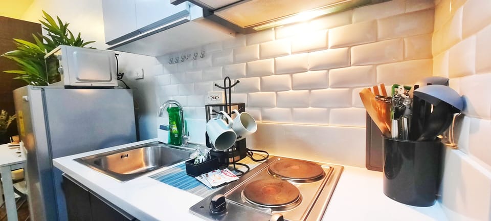 Comfort Condo, 1 Bedroom, Kitchen, City View | Private kitchen | Fridge, microwave, stovetop, coffee/tea maker