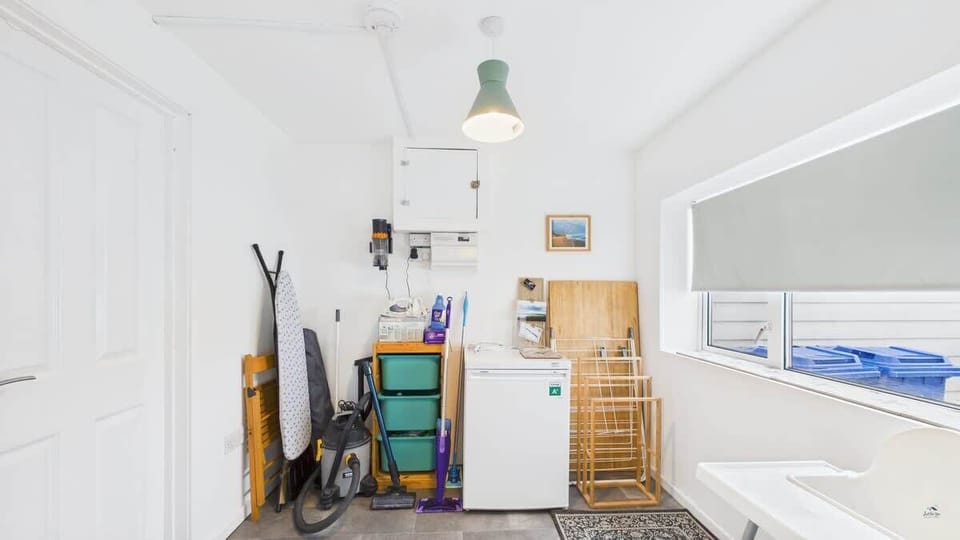 The separate utility room, perfect for refreshing beach towels.