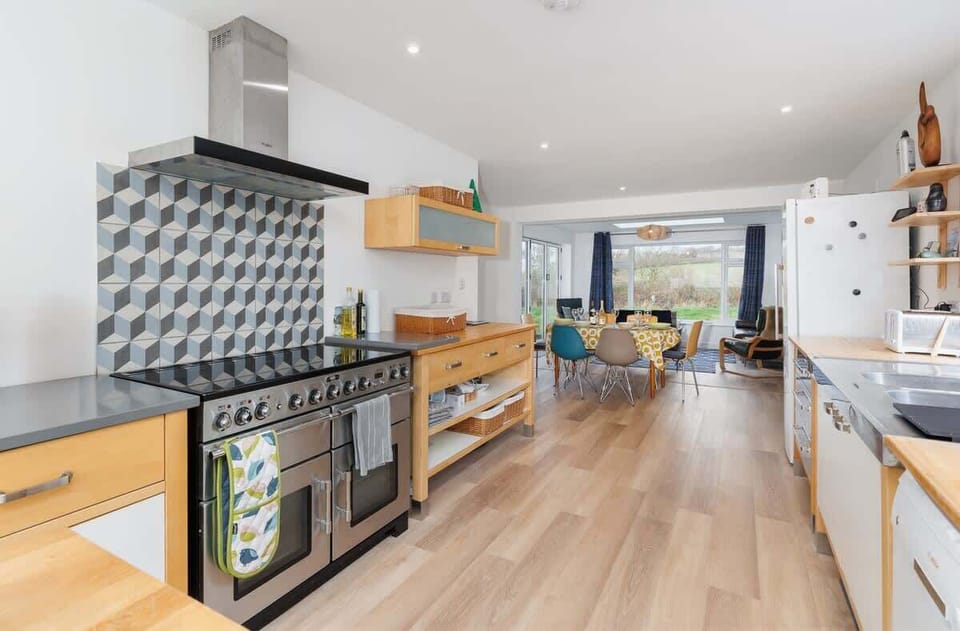 Fully equipped for gourmet cooking, with twin ovens, air fryer and a coffee machine.