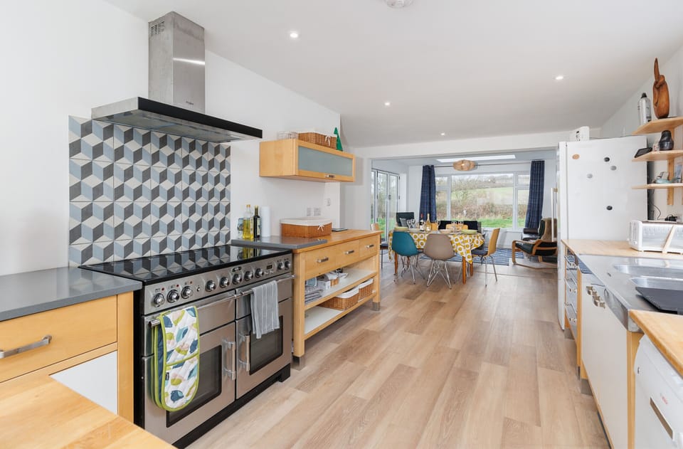 Fully equipped for gourmet cooking, with twin ovens, air fryer and a coffee machine.