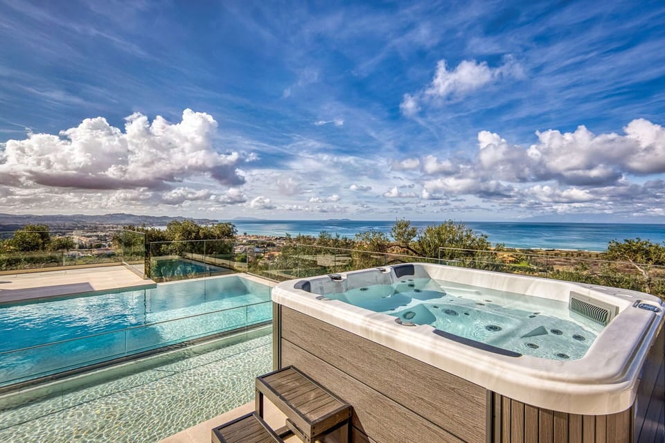 Building Exterior, Hot Tub, Outdoor, Pool, Scenic View
