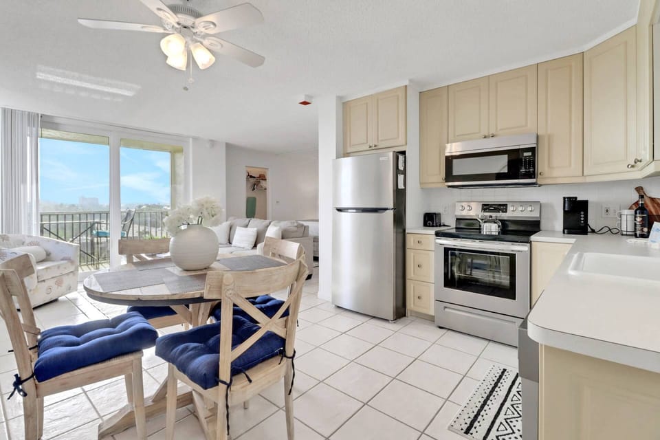 A table for 4 is located in the eat-in kitchen.