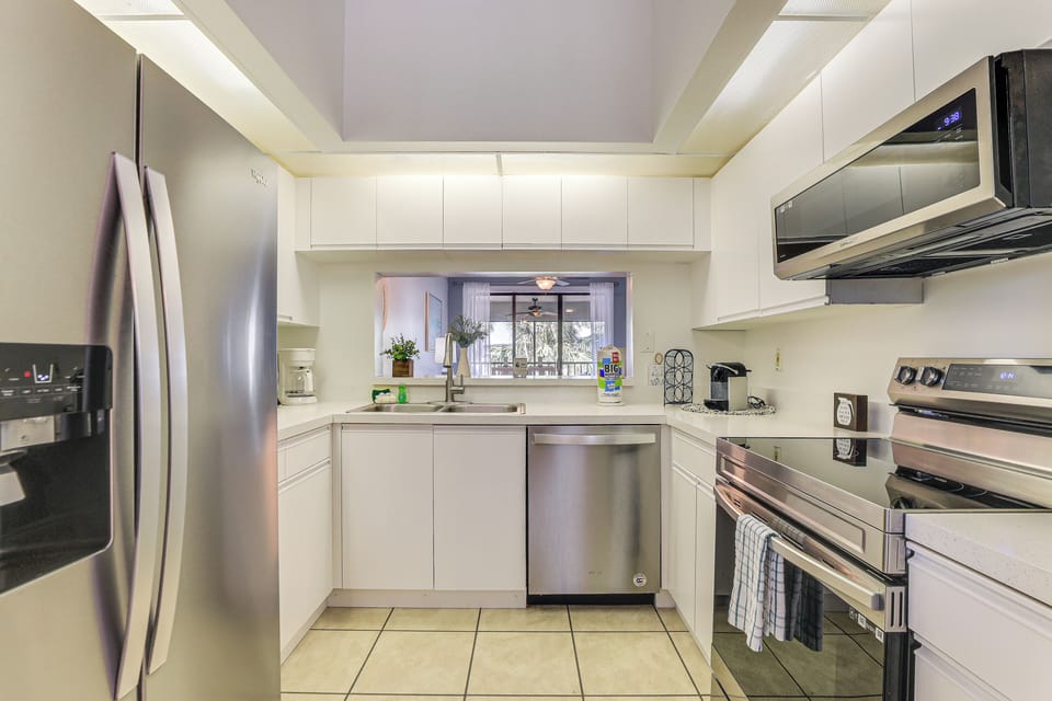 Kitchen | De'Longhi Coffee & Espresso Machine | Dishwasher | Cooking Basics
