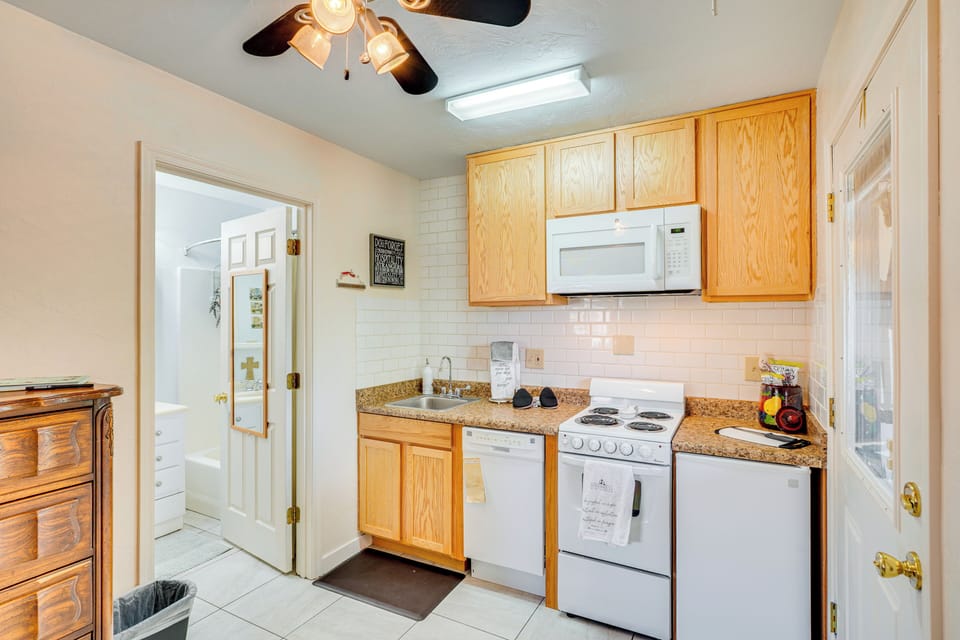 Kitchenette | Mini Fridge | Dishwasher | Single-Serve Coffee Maker