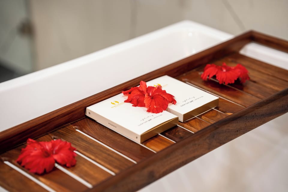 Suite Room With Sea View | Bathroom amenities | Shower, rainfall showerhead, free toiletries, hair dryer