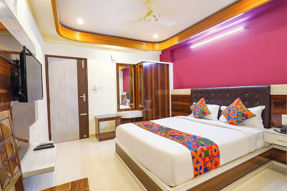 Deluxe Room | Egyptian cotton sheets, premium bedding, in-room safe, WiFi (free)