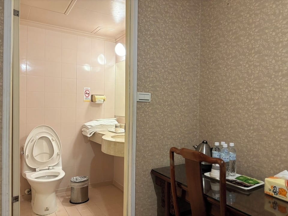 Standard Double Room | Bathroom | Combined shower/tub, free toiletries, hair dryer, towels