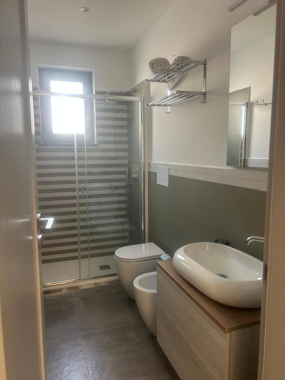 Superior Triple Room, City View | Bathroom | Shower, rainfall showerhead, free toiletries, hair dryer