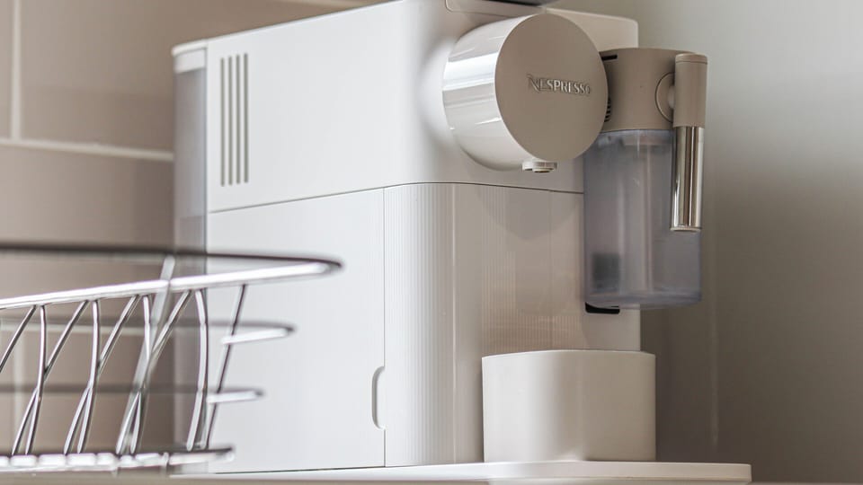 Brew your perfect cup every morning – a stylish, efficient, and convenient coffee companion.