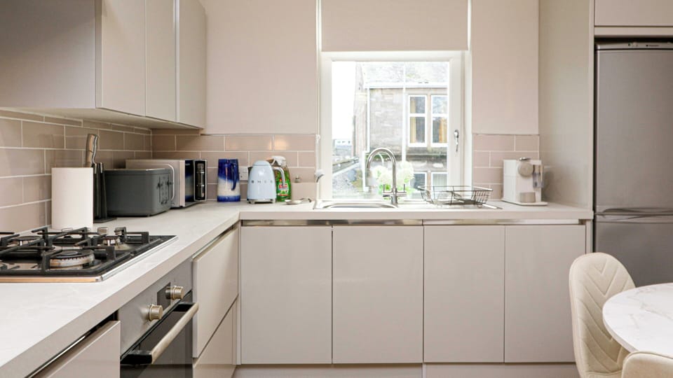 Designed with practicality in mind, this kitchen makes everyday cooking simple and stress-free.