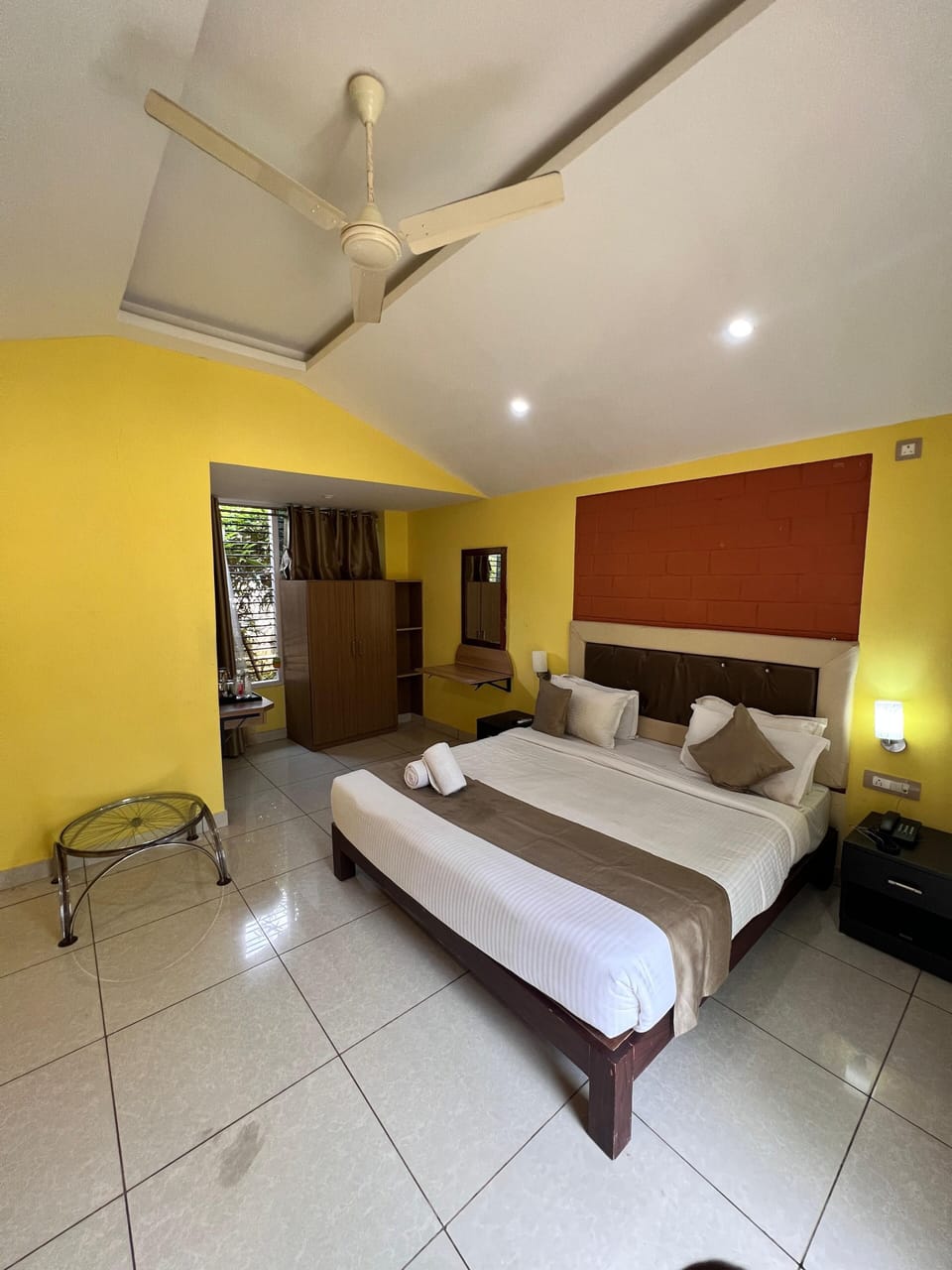 Individually furnished, desk, laptop workspace, free WiFi
