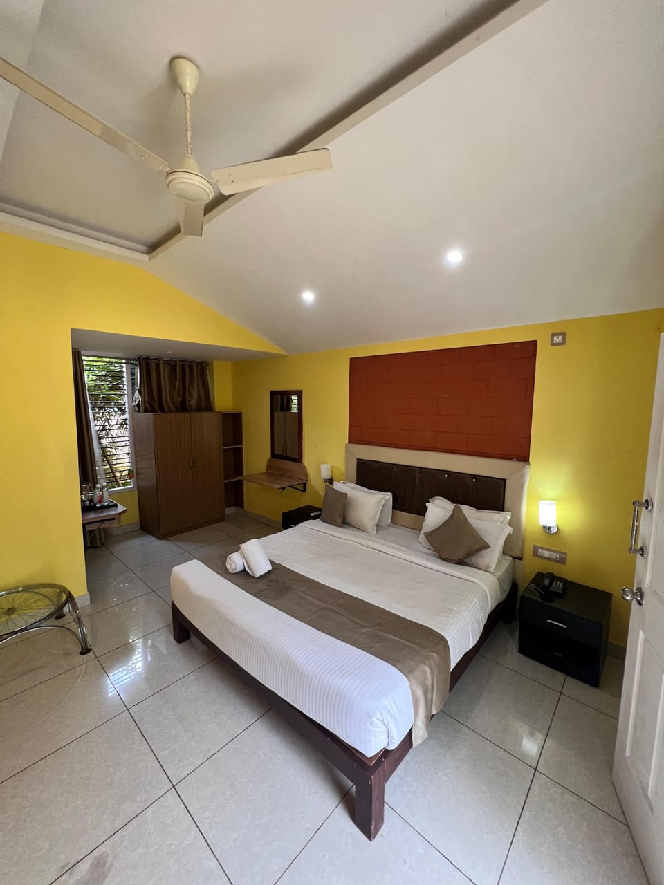 Individually furnished, desk, laptop workspace, free WiFi