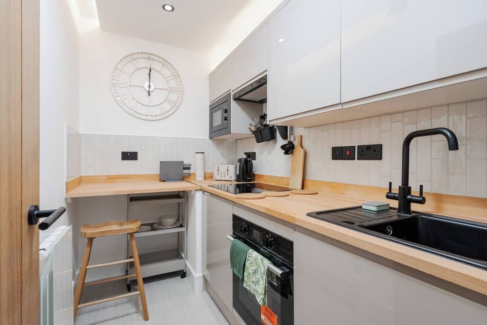 A shared kitchen with the essentials you need for a comfortable stay. Please note, the fridge is located privately in the room, not in the kitchen.
This kitchen is shared with other guests and it is located outside the studio itself.
