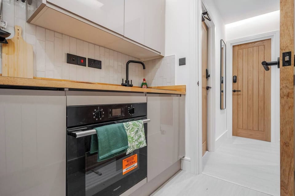 A shared kitchen with the essentials you need for a comfortable stay. Please note, the fridge is located privately in the room, not in the kitchen.
This kitchen is shared with other guests and it is located outside the studio itself.
